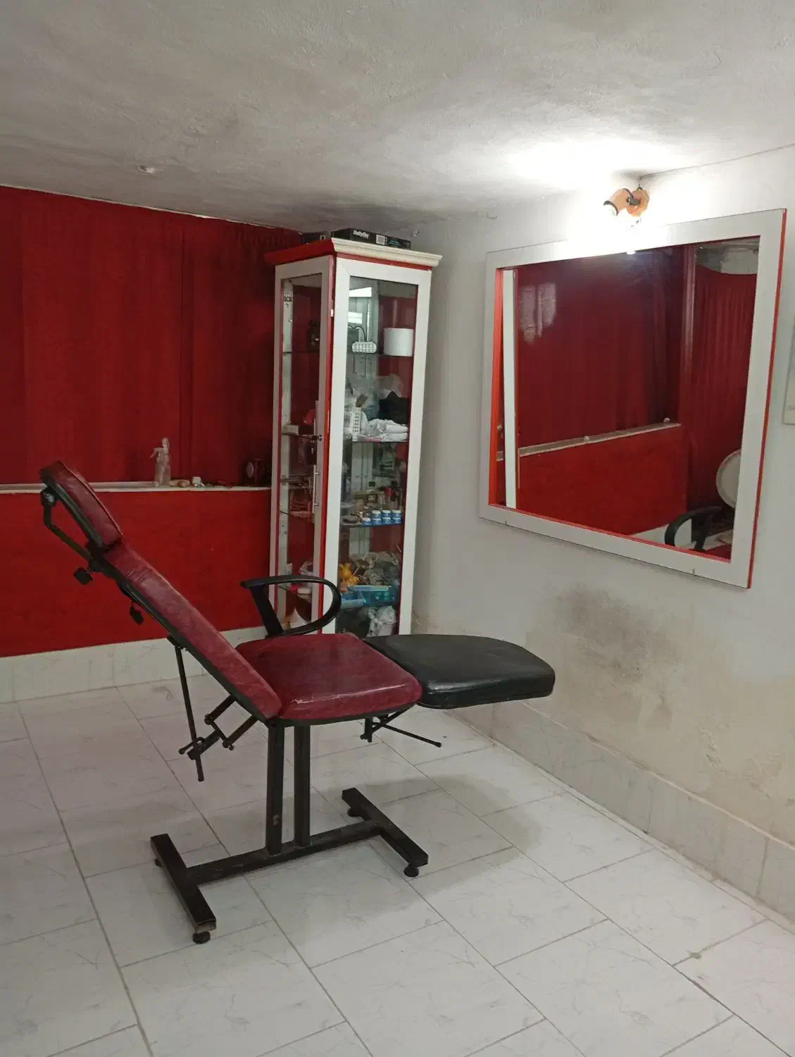 صندلی آرایشگاه . بوفه و آینه|آرایشگاه و سالنهای زیبایی|گرگان, |دیوار