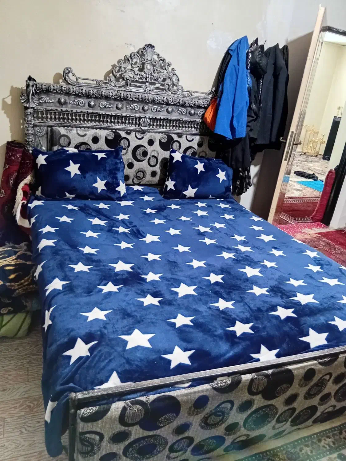 تخت خواب و ساعت|ساعت دیواری و تزئینی|مشهد, مصلی (کارمندان اول)|دیوار