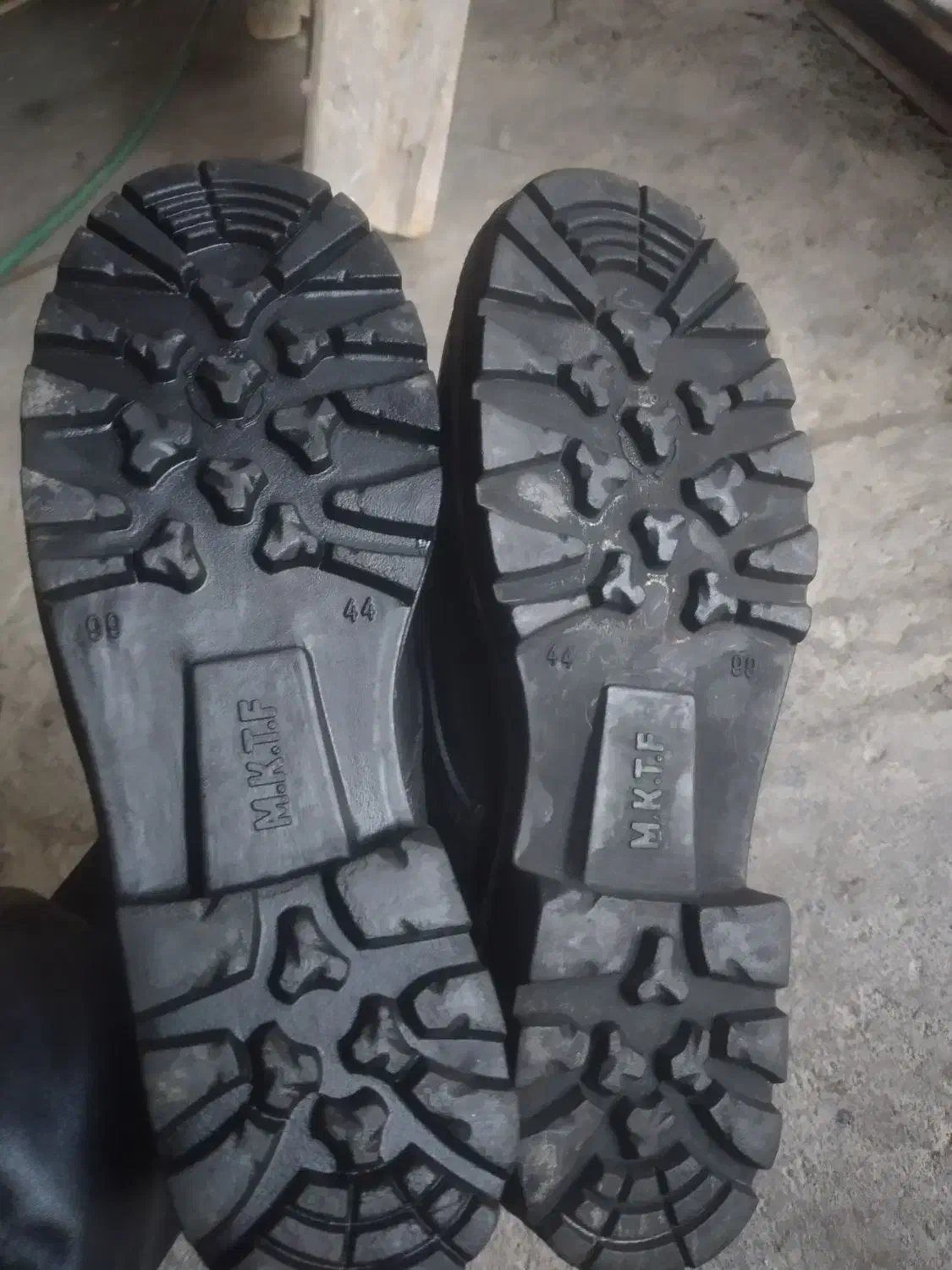 پوتین پوتین|کیف، کفش، کمربند|باسمنج, |دیوار