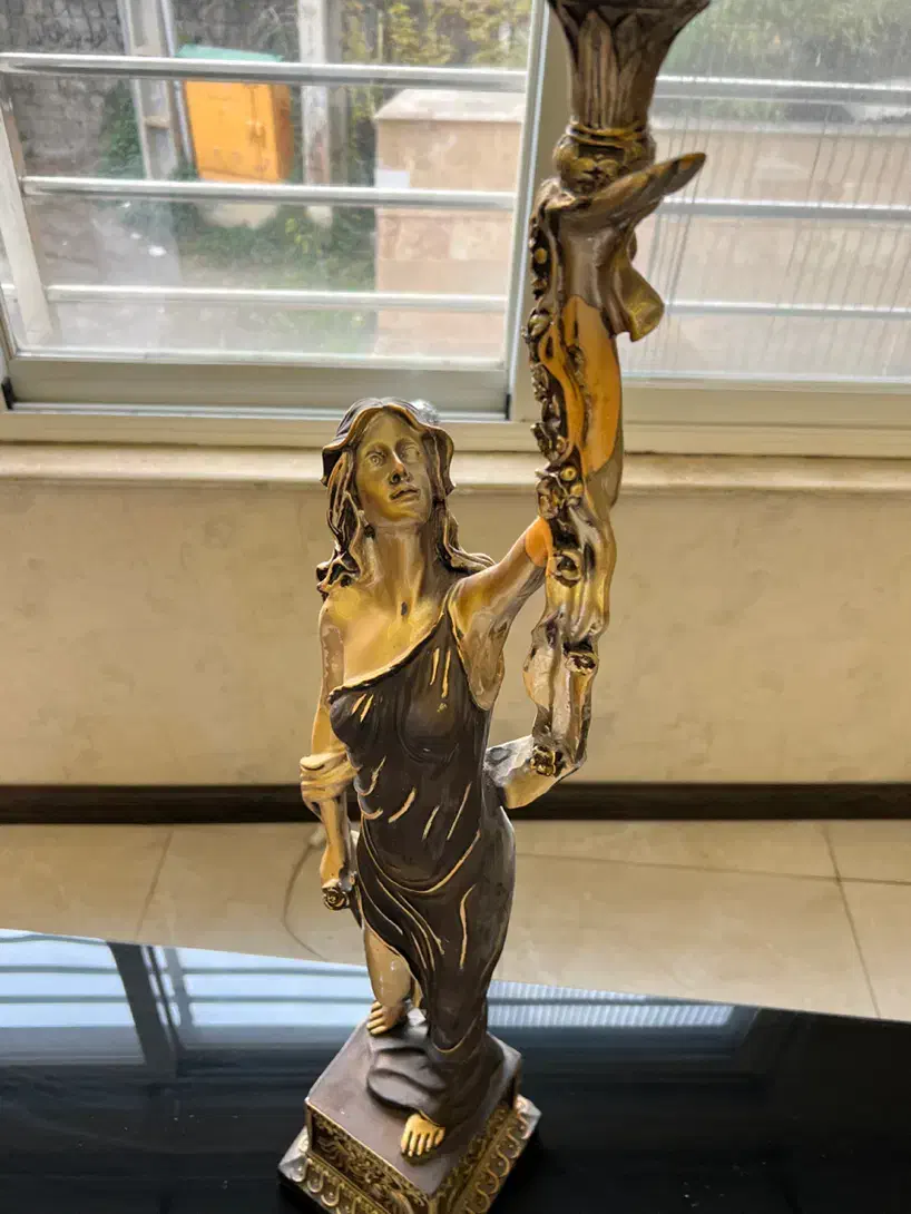 اباژور مجسمه بانو مشعل و میزش|چراغ خواب و آباژور|رشت, گلباغ نماز|دیوار