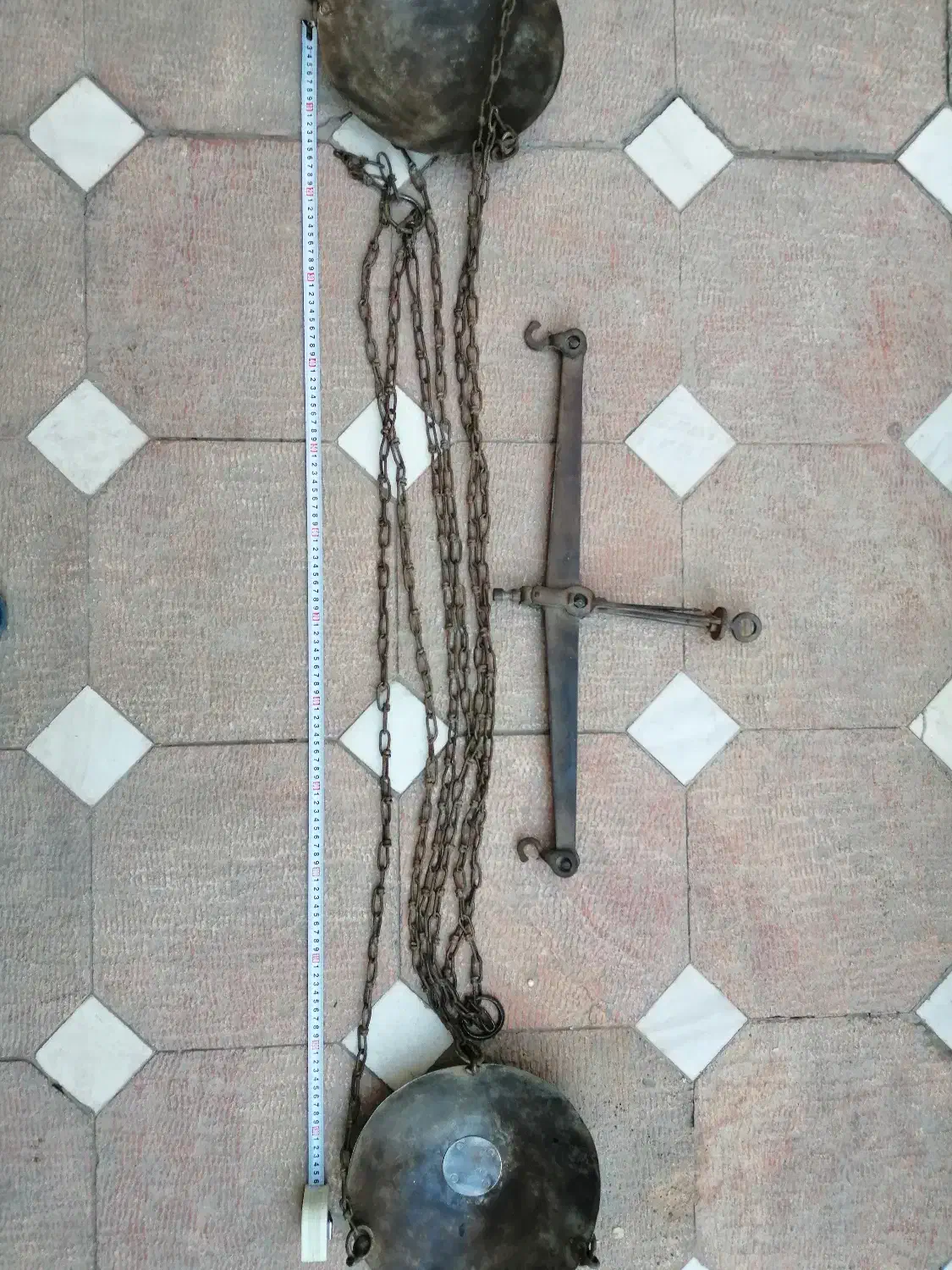 ترازوی کفه ای قدیمی|کلکسیون اشیاء عتیقه|اصفهان, عطار نیشابوری|دیوار