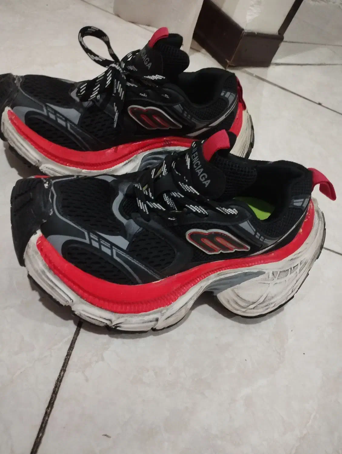 کتونی بالنسیاگا|کیف، کفش، کمربند|اندیشه, اندیشه فاز ۱|دیوار