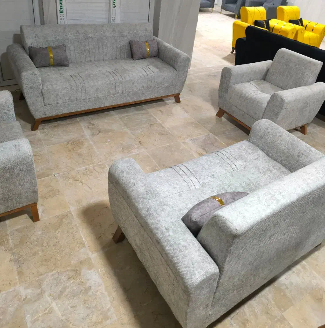 فروش ویژه مبل راحتی همراه با میز جلو مبلی هدیه|مبلمان خانگی و میز عسلی|چابهار, |دیوار