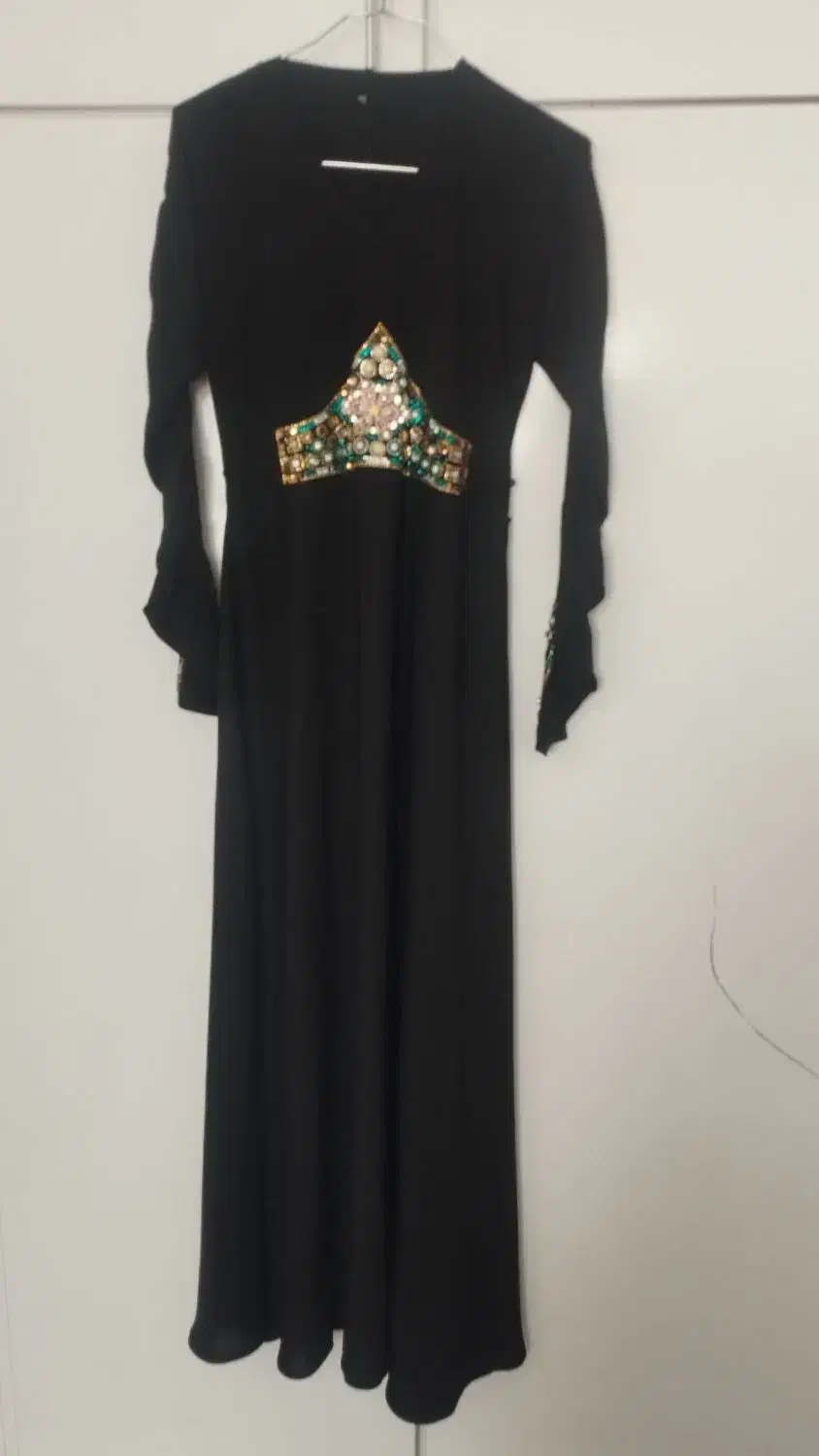 پیراهن مشکی بلند|لباس|گلبهار, شهر جدید گلبهار|دیوار