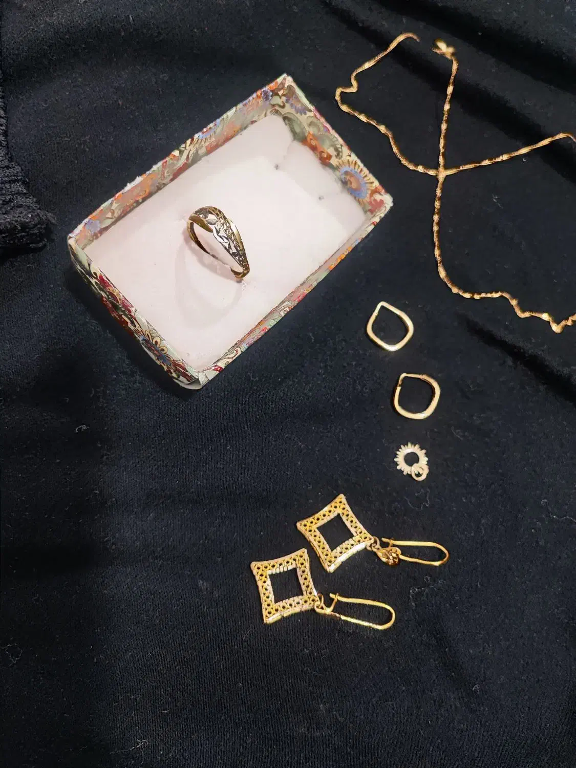 مقداری طلای سبک وزن|جواهرات|دوگنبدان, |دیوار