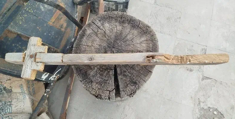 زوبین|کلکسیون اشیاء عتیقه|رباط‌کریم, رباط‌کریم|دیوار