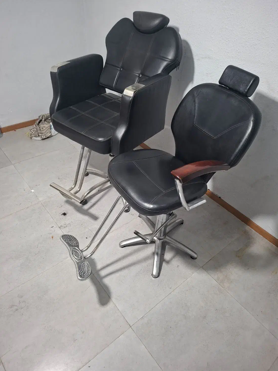 ۲ عدد صندلی در حد|آرایشگاه و سالن‌های زیبایی|مشهد, راهنمایی|دیوار