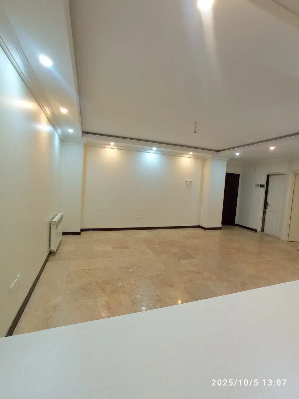 ۶۱متر/۱۰ساله تراورتن/در محله ای ارام /سالن مربع