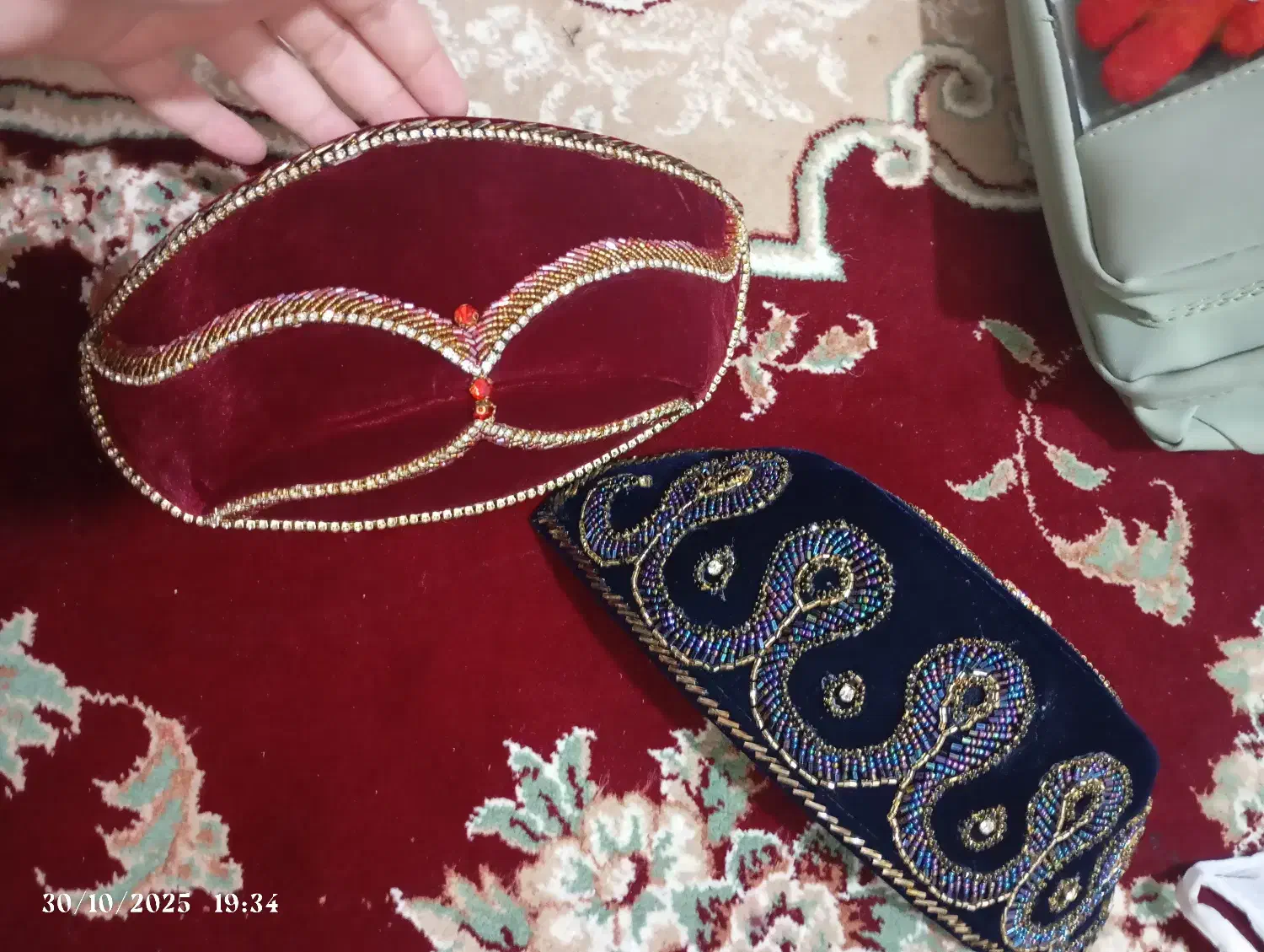 لچک کلاه|لباس|یاسوج, |دیوار