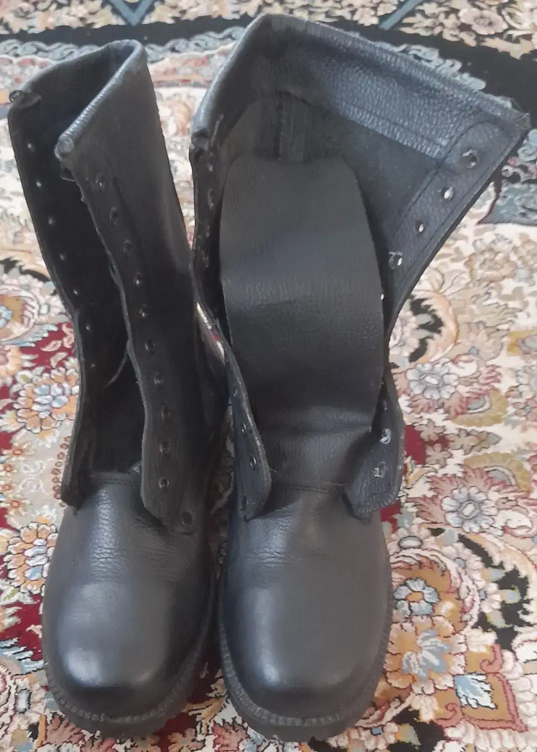 پوتین سربازی|کیف، کفش، کمربند|تربتحیدریه, ۴۵ متری|دیوار