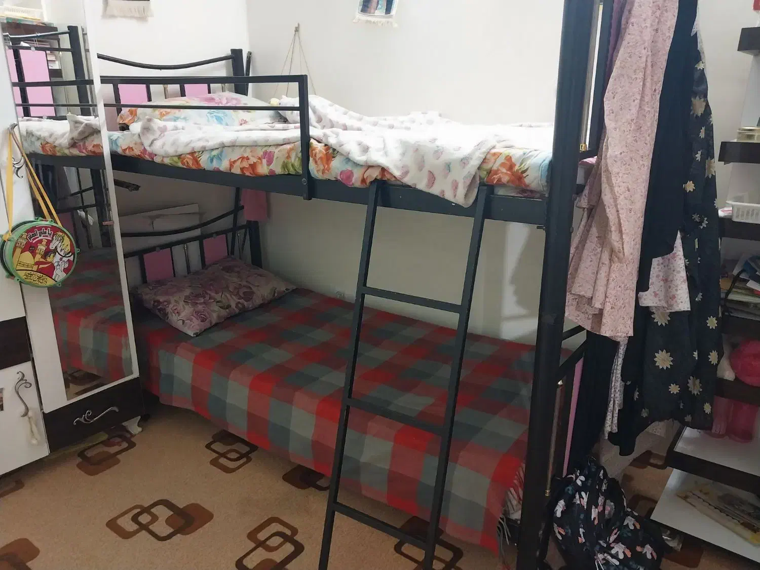 تخت دوطبقه سالم و محکم|تخت و صندلی بچه|مشهد, هنرور|دیوار