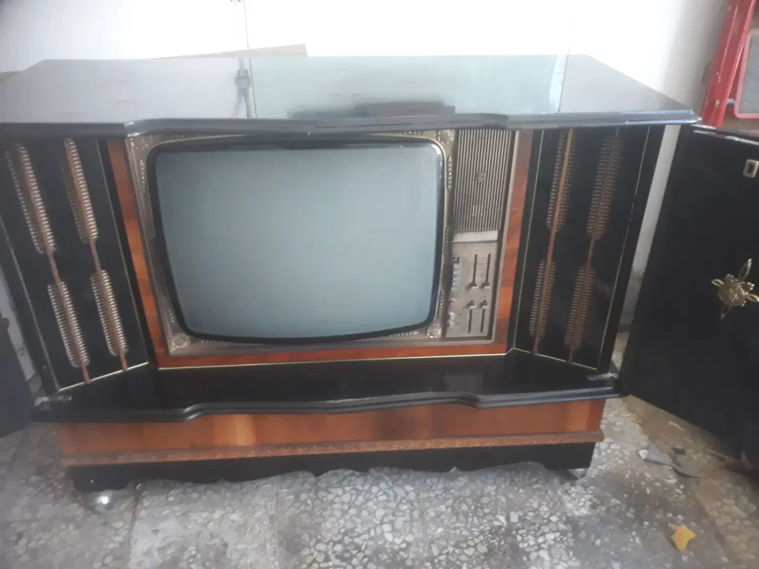 تلوزیون قدیمی|کلکسیون اشیاء عتیقه|اصفهان, ملک‌شهر|دیوار