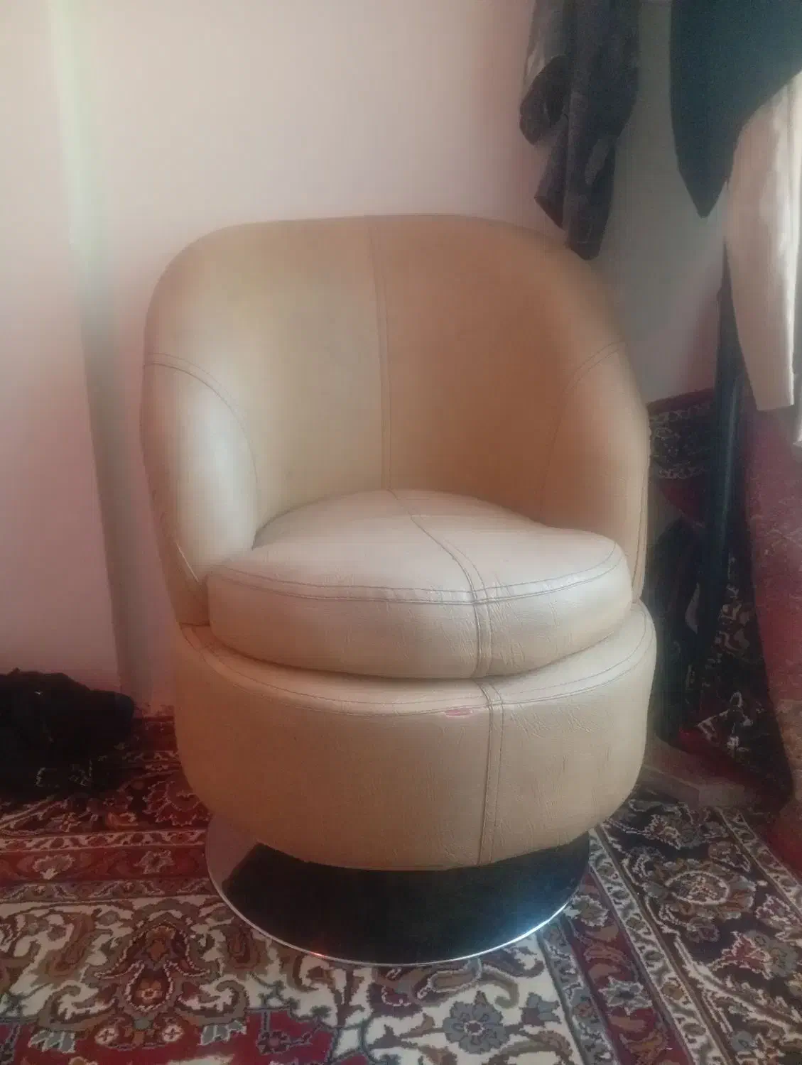 مبل تک چرخشی|مبلمان خانگی و میز عسلی|گلبهار, شهر جدید گلبهار|دیوار