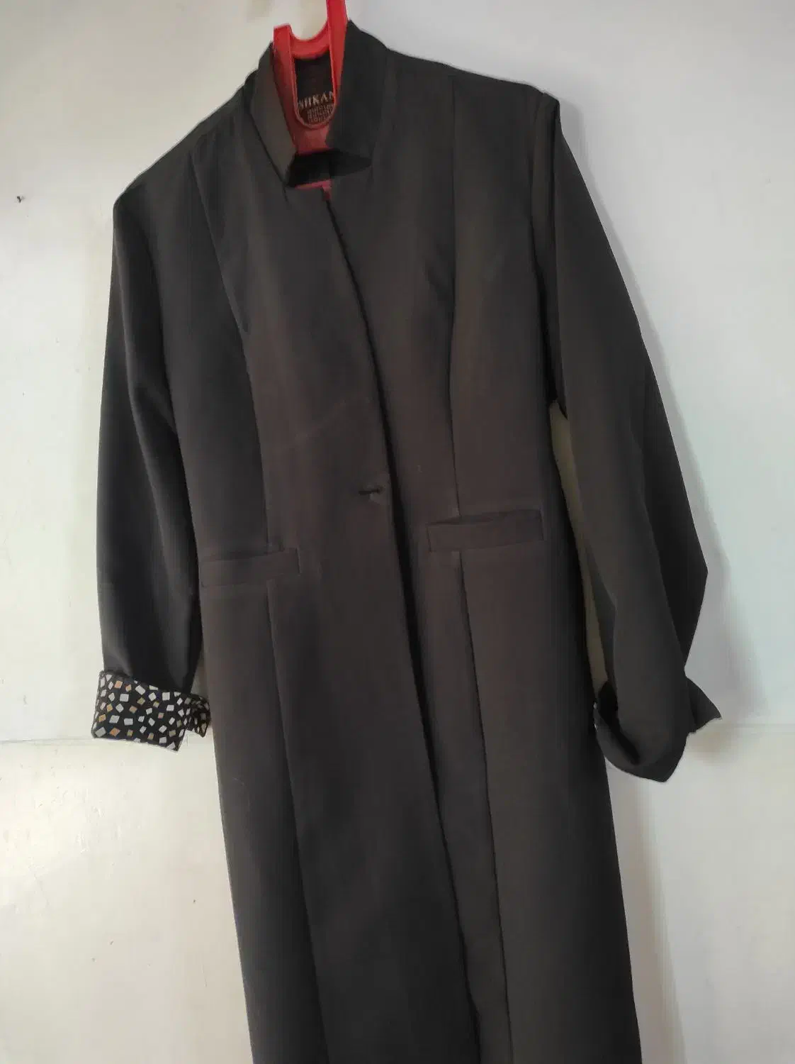 مانتو مشکی|لباس|شاهین‌شهر, مورچه خورت|دیوار