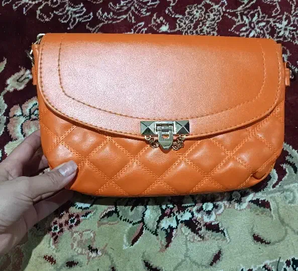 کیف|کیف، کفش، کمربند|میانه, |دیوار