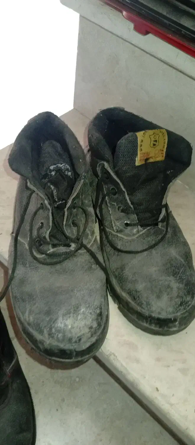 کفش کار|کیف، کفش، کمربند|رباط‌کریم, الارد|دیوار