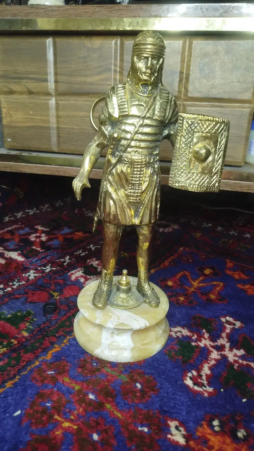 مجسمه سرباز برنزی|کلکسیون اشیاء عتیقه|باسمنج, |دیوار