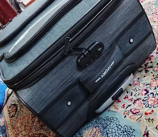 چمدون .|کیف، کفش، کمربند|مشهد, انقلاب|دیوار