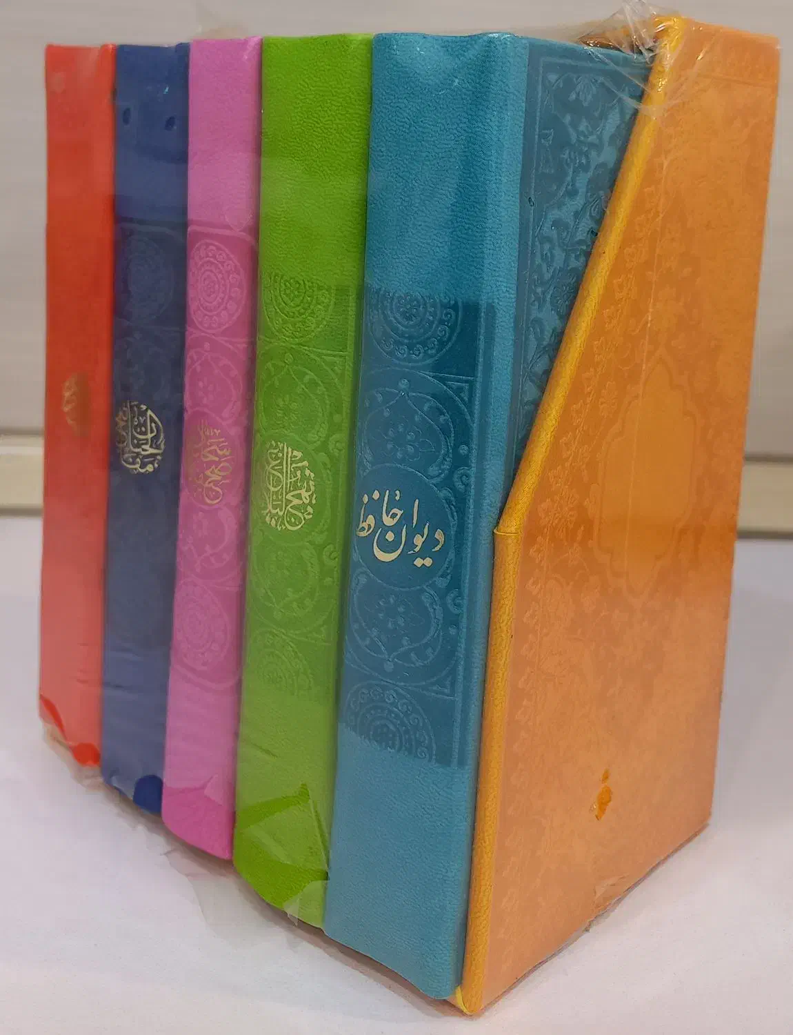 قرآن،نهج البلاغه،صحیفه سجادیه،مفاتیح‌،دیوان حافظ|کتاب و مجله مذهبی|شیراز, حافظیه|دیوار