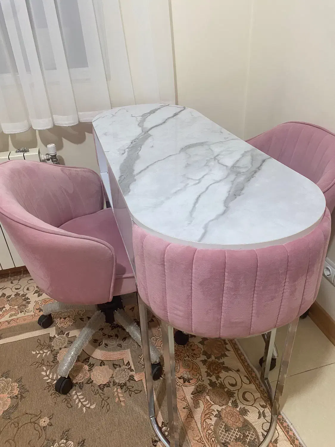 میز ناخن همراه با استند و دوعدد صندلی|آرایشگاه و سالن‌های زیبایی|اصفهان, بهارستان|دیوار