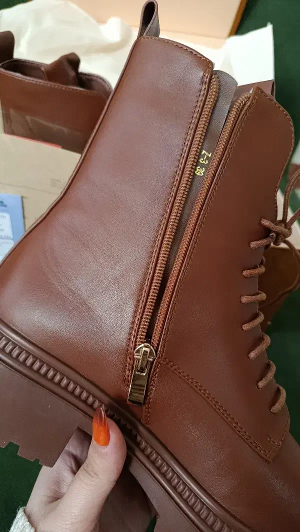 بوت لویی ویتون همراه با شناسنامه (نو)|کیف، کفش، کمربند|اردبیل, |دیوار