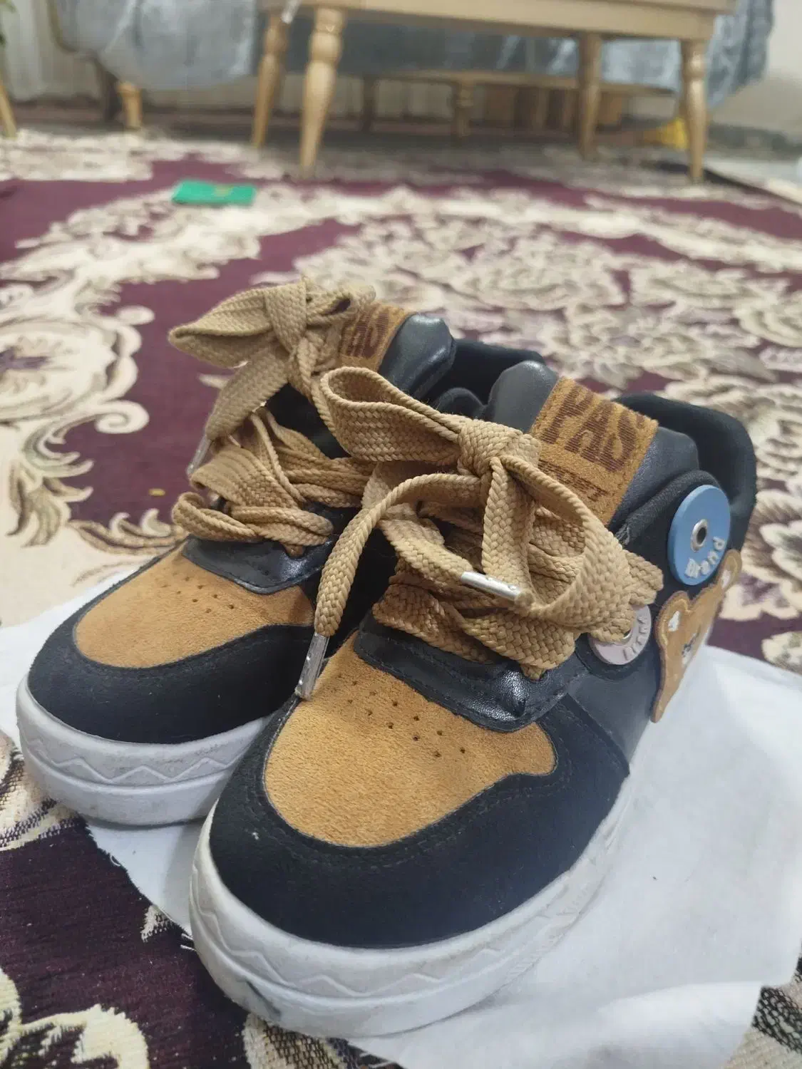 کتونی در حد نو|کیف، کفش، کمربند|پرند, فاز ۲|دیوار