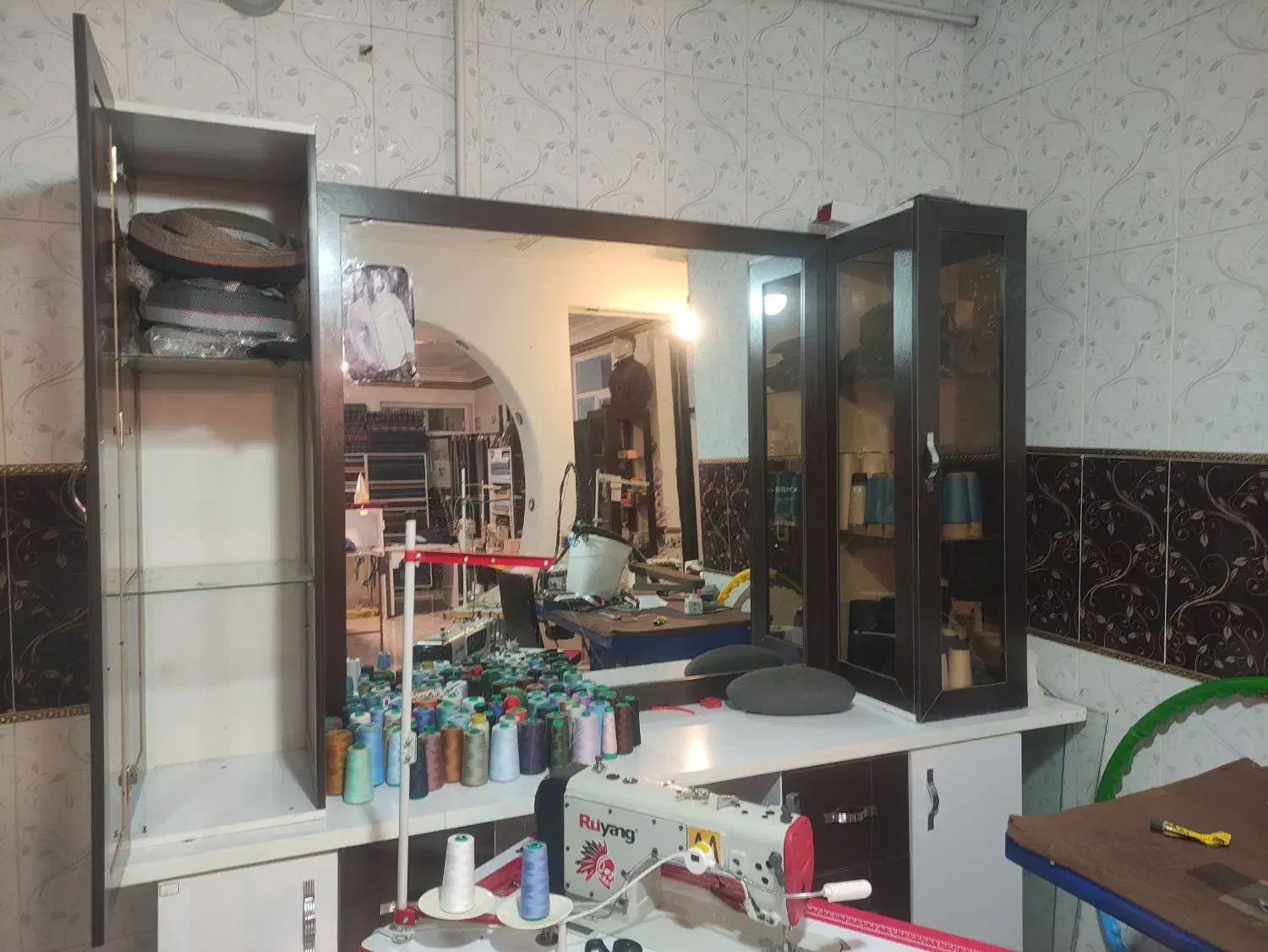 تعدادی قفسه ویترین و آینه|فروشگاه و مغازه|صحنه, |دیوار