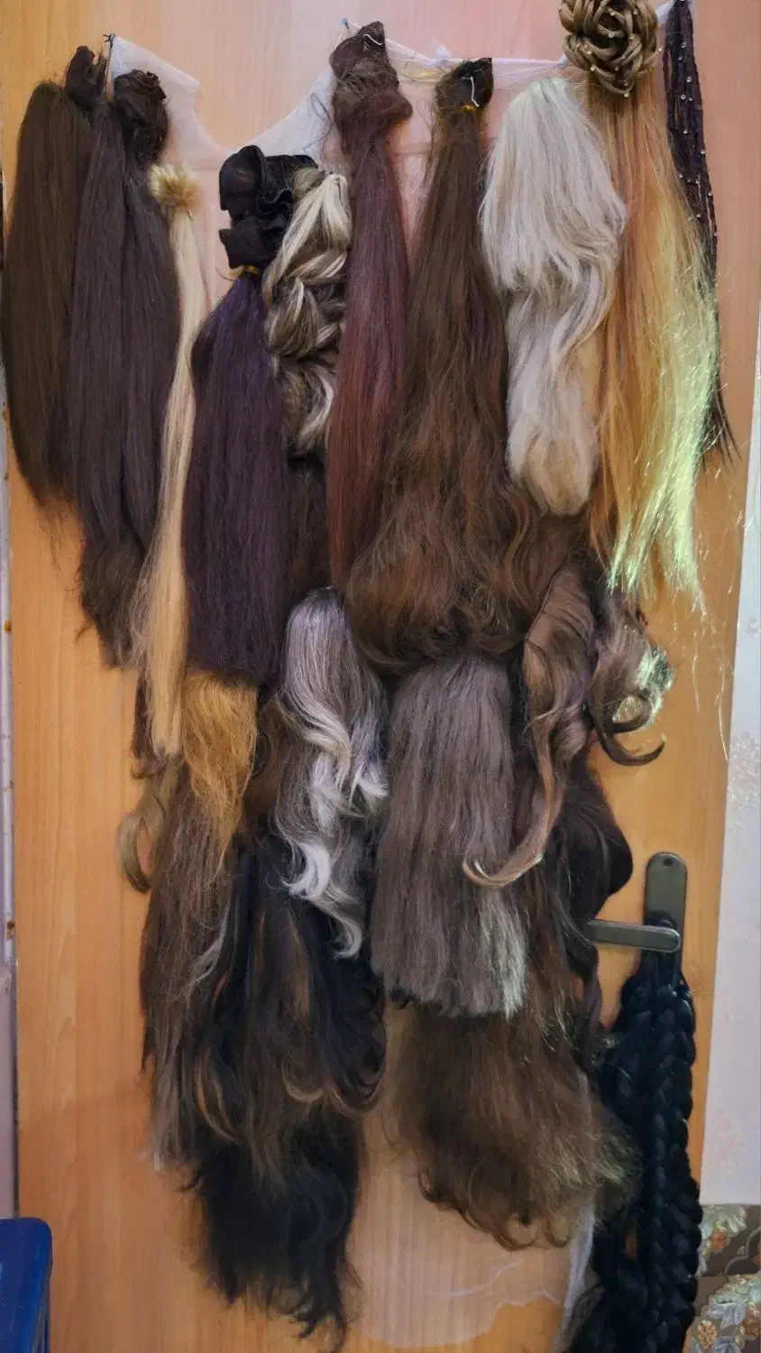 مو مصنوعی،و سنجاق کار شده و تاج|زیورآلات و اکسسوری|چاف و چمخاله, |دیوار