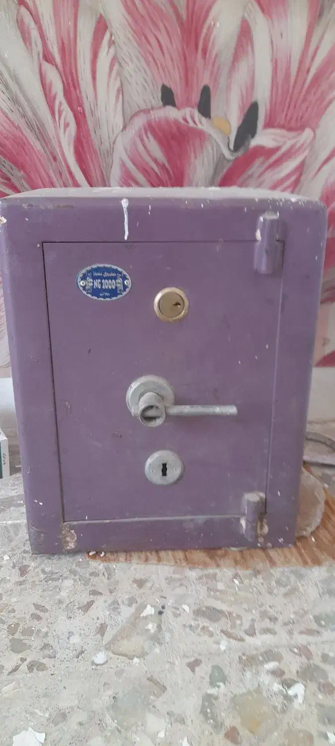 گاوصندوق|ابزارآلات|نیشابور, گنبد سبز|دیوار