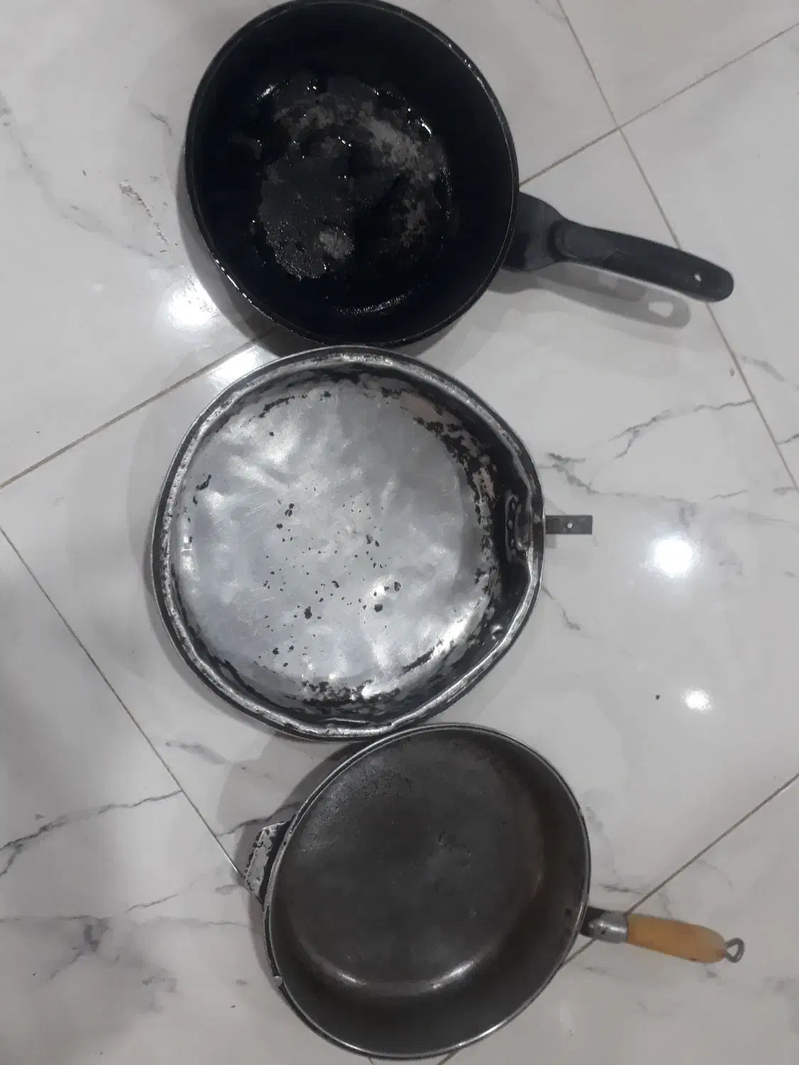 سه عدد ماهیتابه با دو قابلمه روی|ظروف پختوپز|کازرون, |دیوار