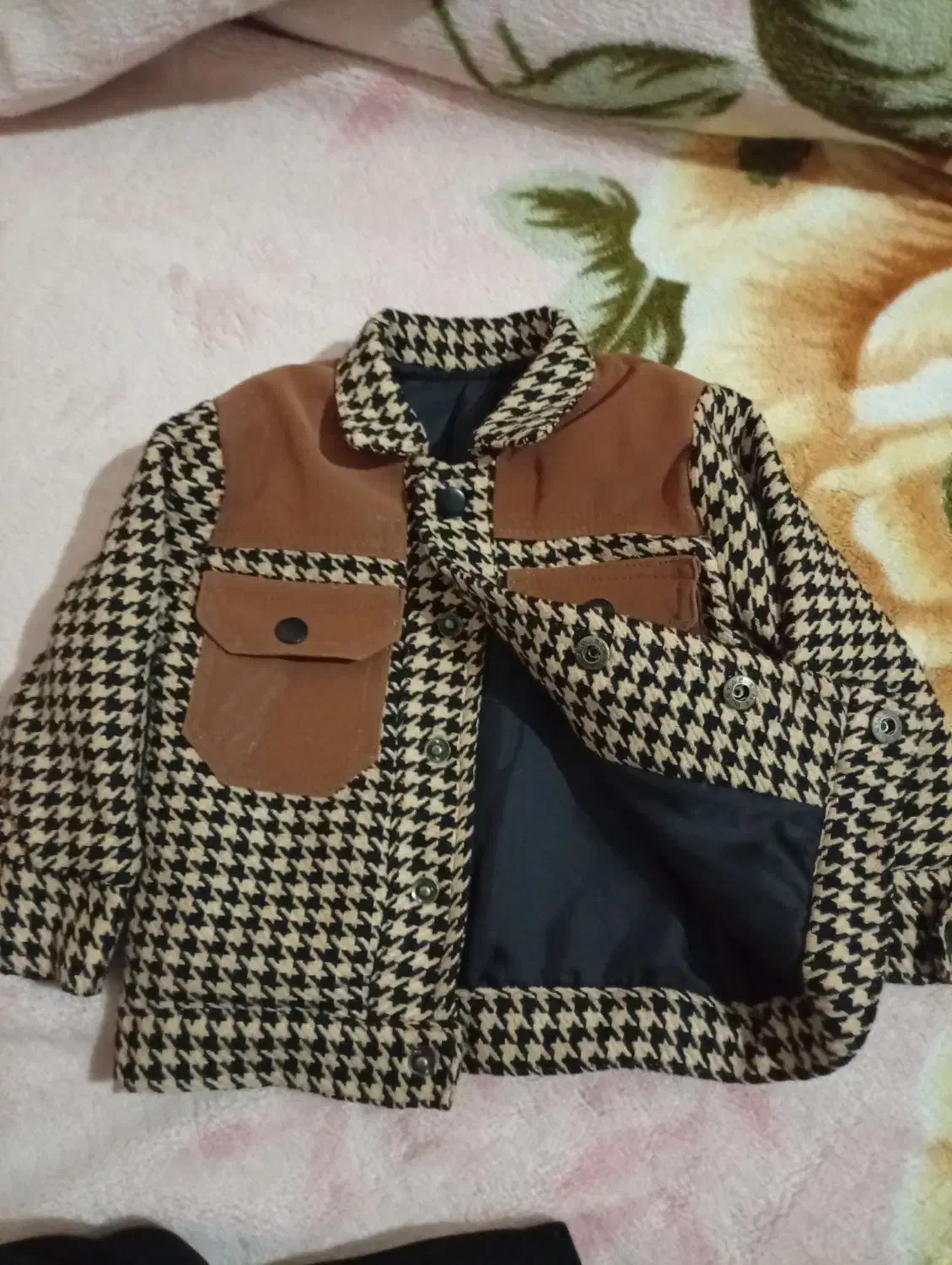 کاپشن|کفش و لباس بچه|خاوه, |دیوار