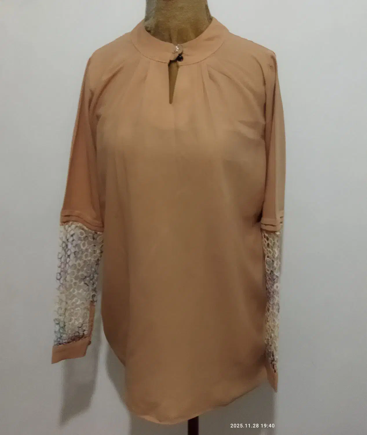 تعدادی شومیز|لباس|نهاوند, |دیوار