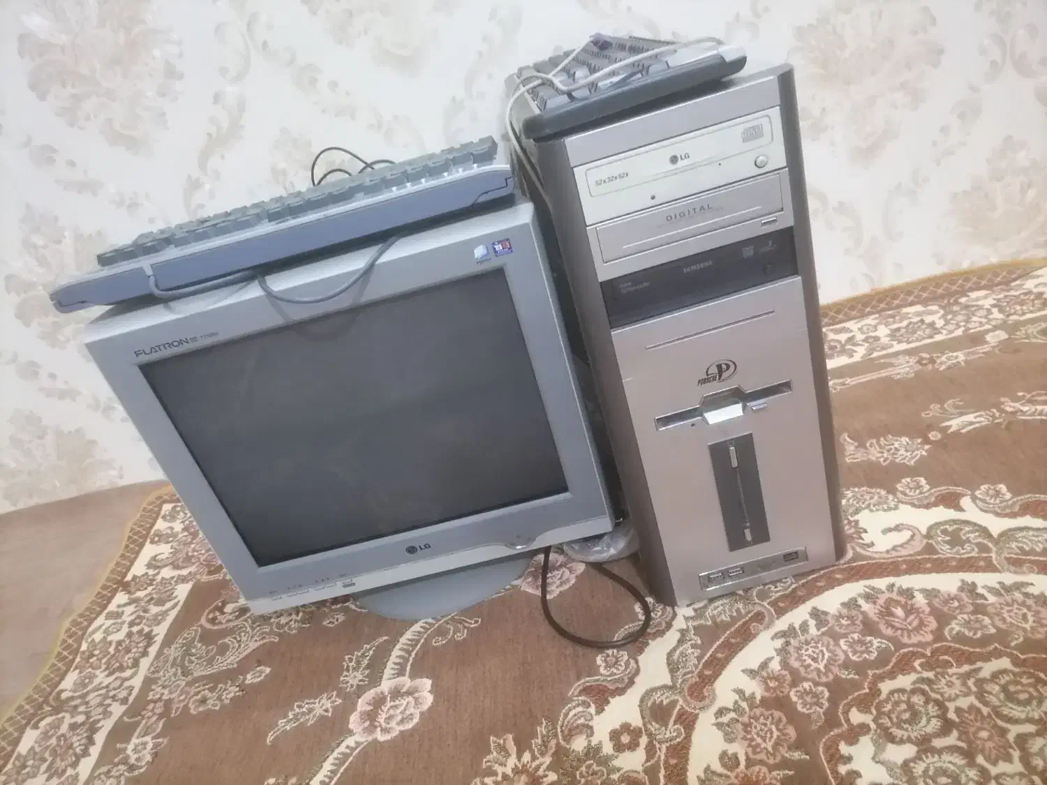 کامپیوتر|رایانه رومیزی|خوی, |دیوار