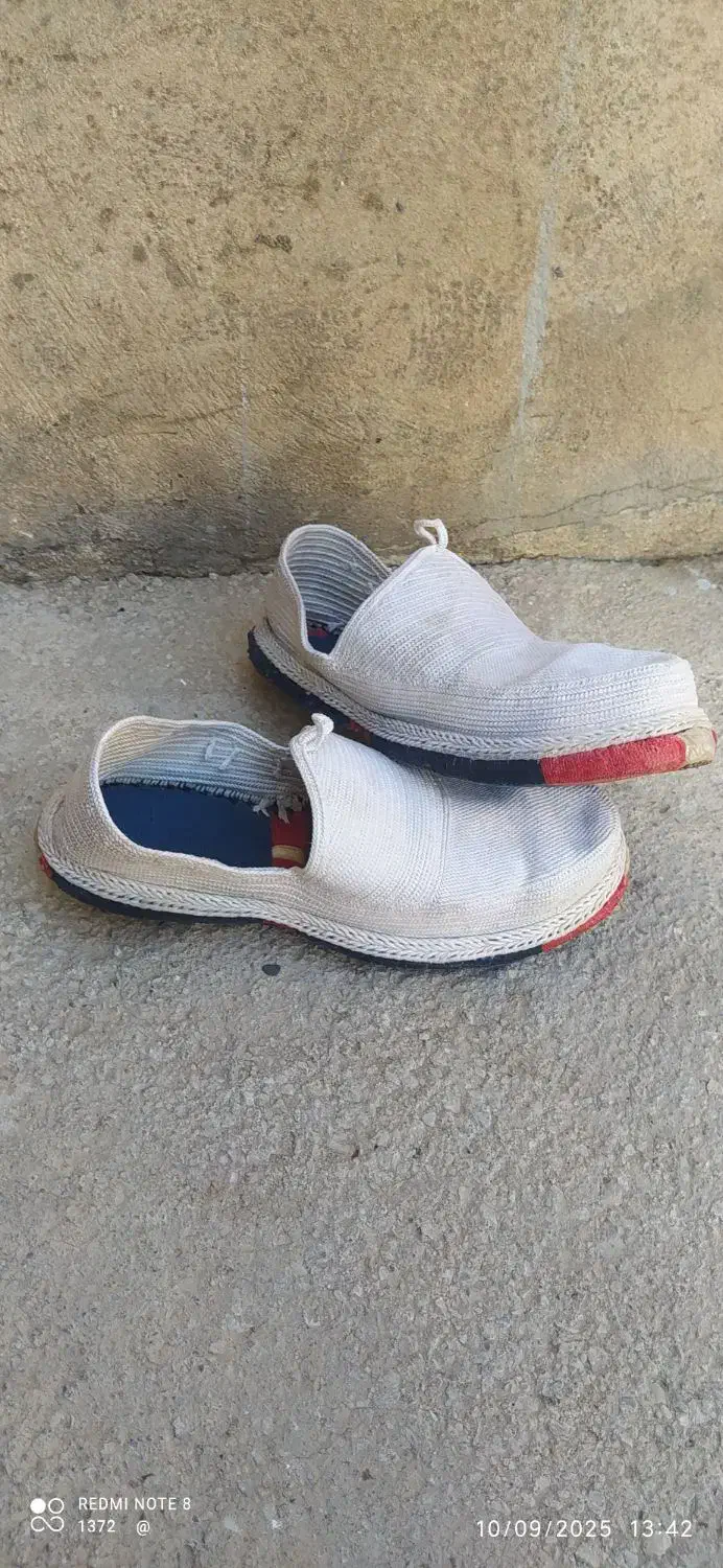 کفش|کیف، کفش، کمربند|ایوان, |دیوار