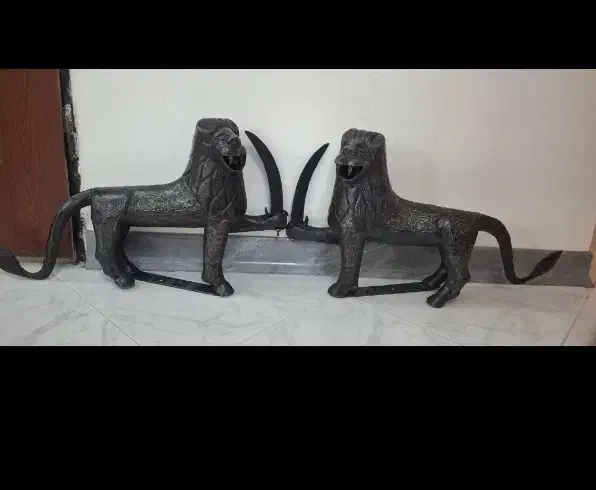 شیر علامت نقره کوب. گوزن|کلکسیون اشیاء عتیقه|کاشان, امیرکبیر|دیوار