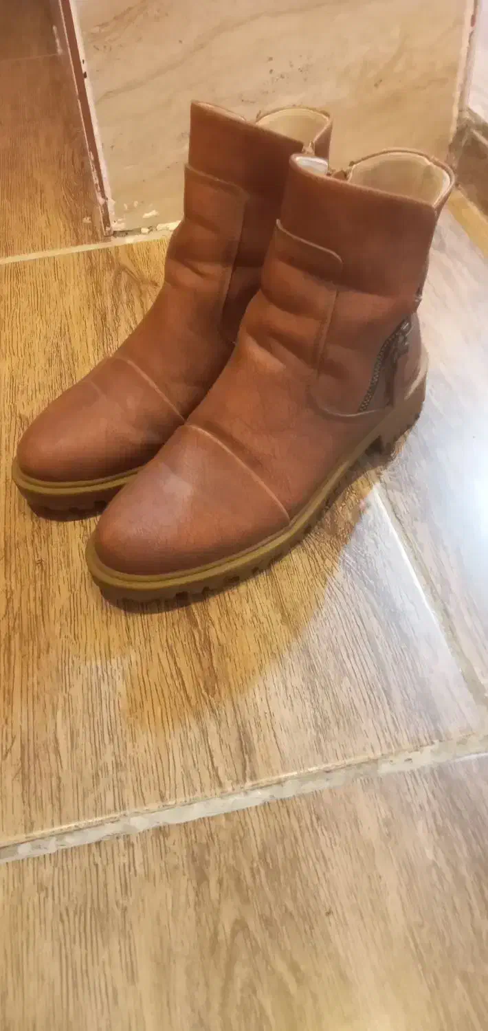 کفش|کیف، کفش، کمربند|کاشان, باغ ماجد|دیوار