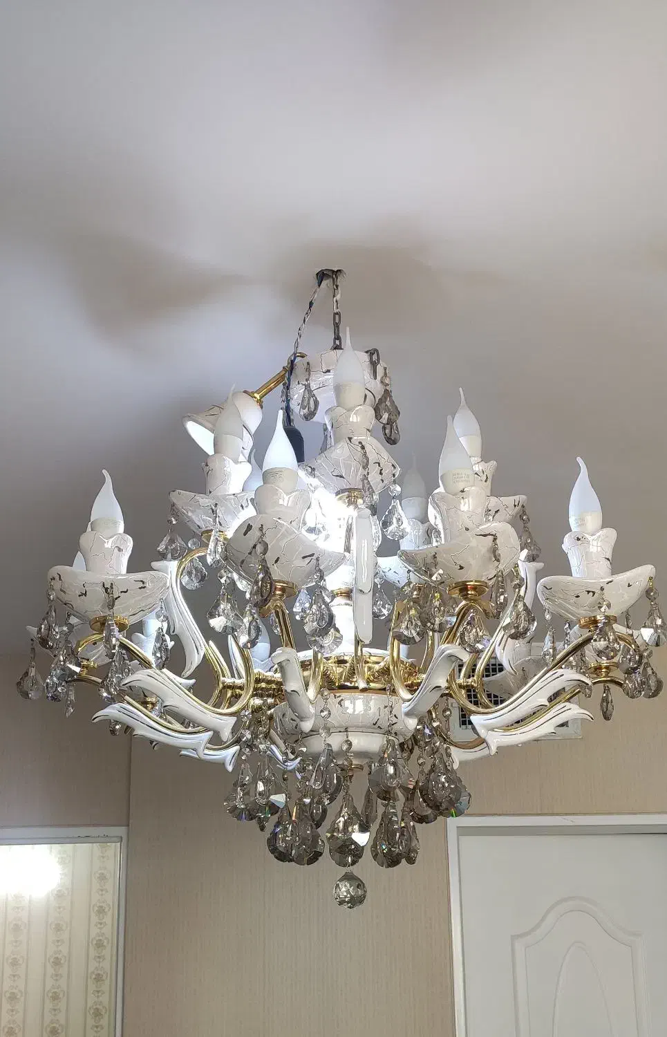 لوستر|لوستر و چراغ آویز|پرند, فاز ۳|دیوار