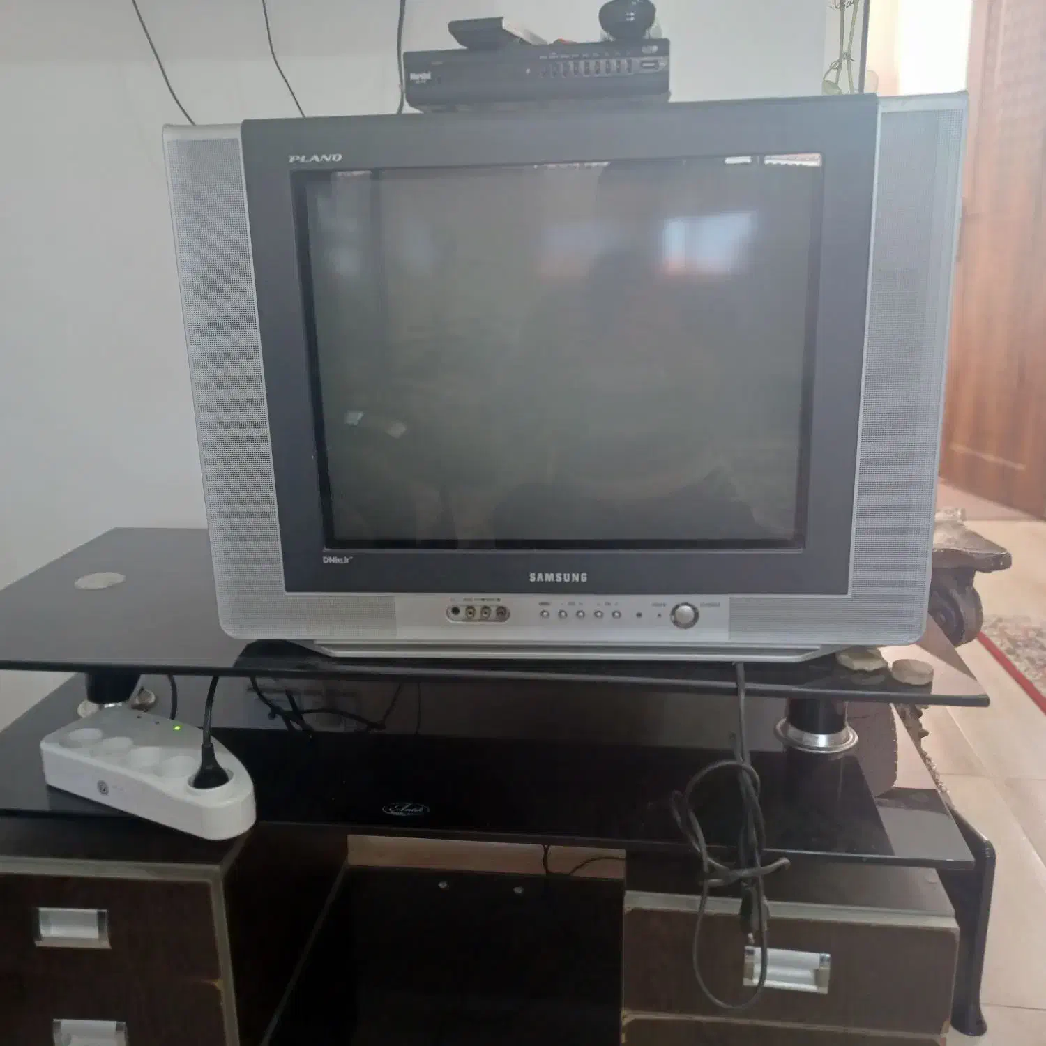 تلوزیون ۲۱اینچ ودستگاه دیجیتال|تلویزیون و پروژکتور|بندر انزلی, لیچارگی حسن رود|دیوار