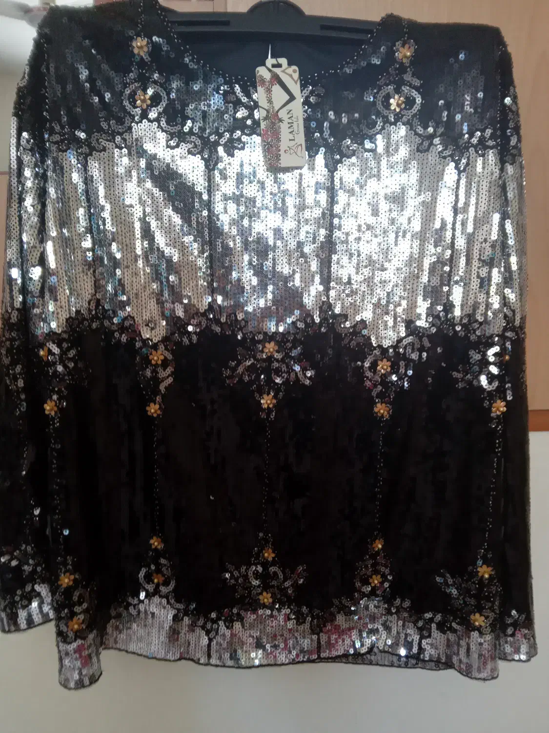 لباس مجلسی|لباس|سامان, |دیوار