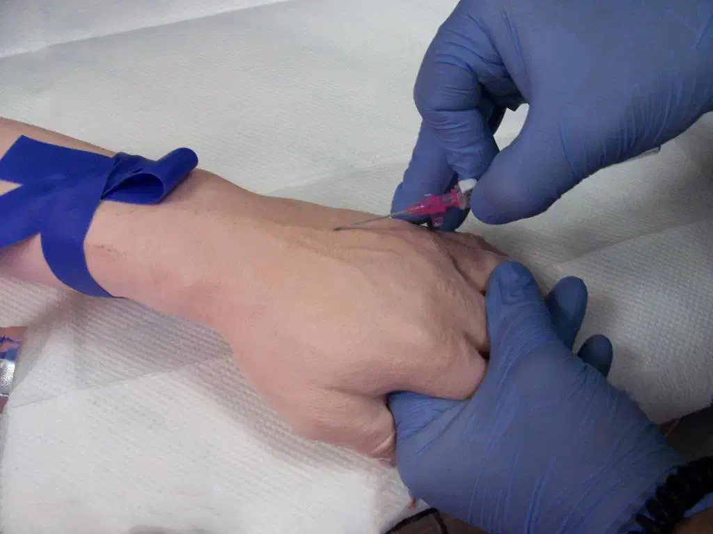 آموزش کمکهای اولیه/تزریقات/نمونه گیری/سرم|خدمات آموزشی|اصفهان, شاه پسند|دیوار