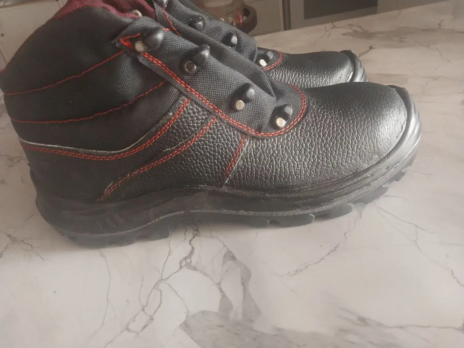 کفش کار|کیف، کفش، کمربند|پیر بکران, |دیوار