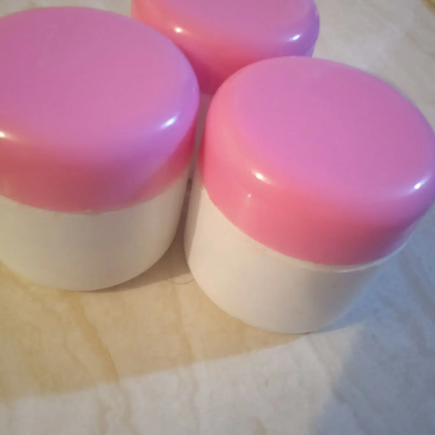 کرم روشن کننده دست و پا|خدمات آرایشگری و زیبایی|خاش, |دیوار