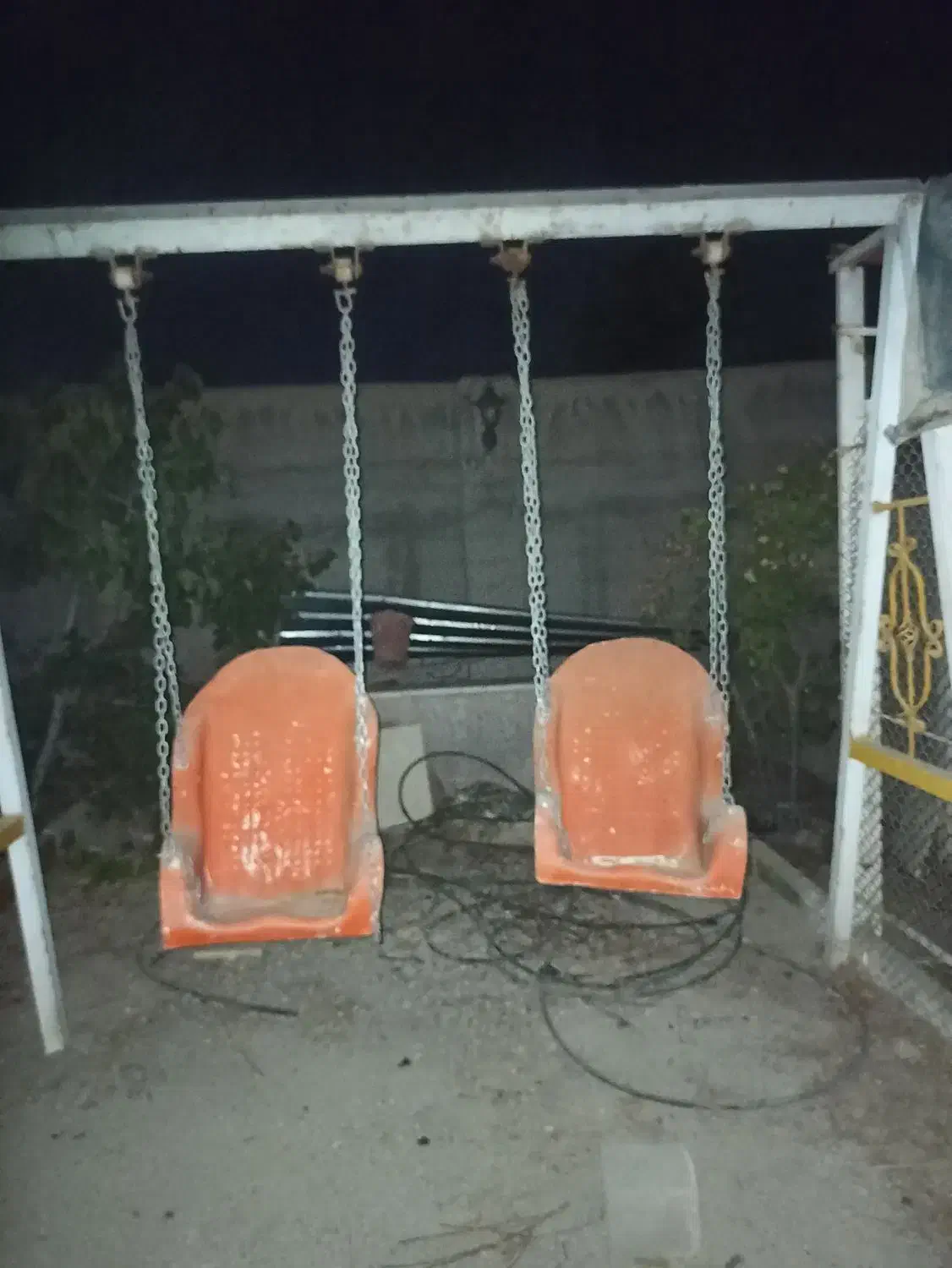 پنج نیم متر نرده یک عدد تاب بازی زیر قیمت توافقی|اسباببازی|ماهدشت, |دیوار