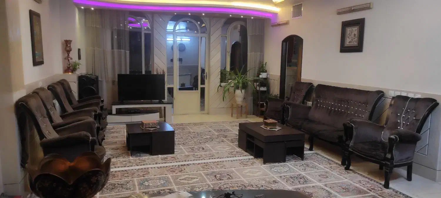 مبل استیل و میز جلو مبلی دست دوم تمیز|مبلمان خانگی و میز عسلی|خمینیشهر, |دیوار