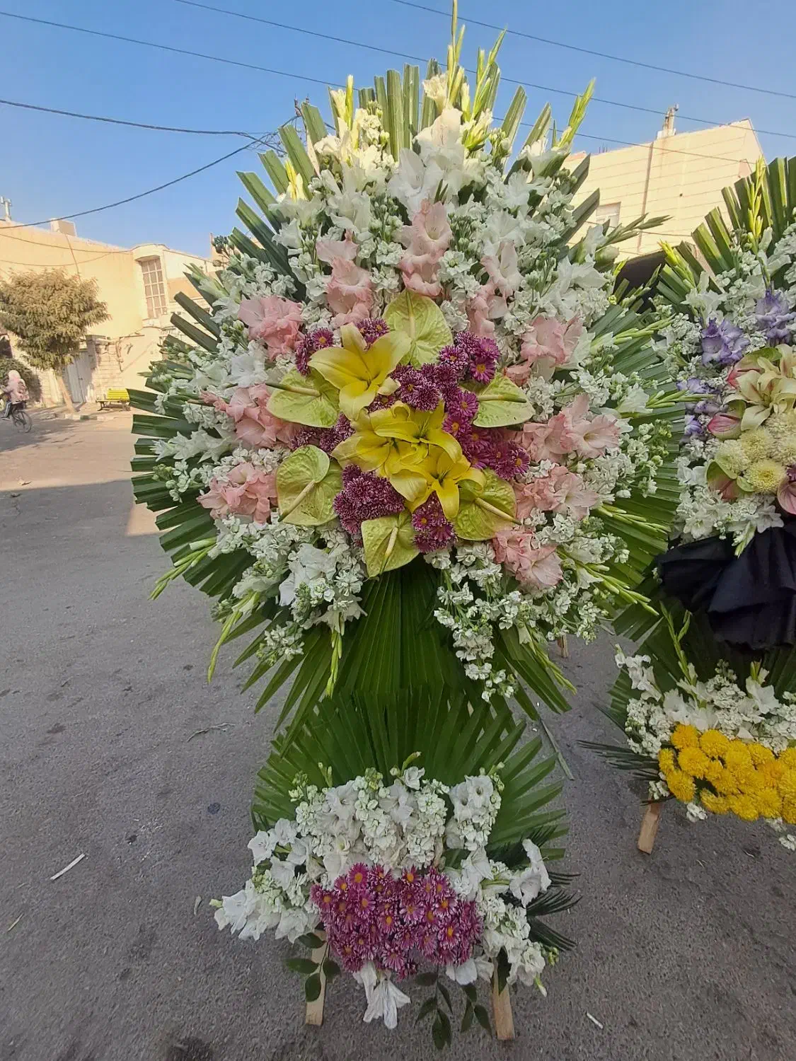 تاج گل ترحیم و افتتاحیه (نمایشگاه بین المللی)|گل و گیاه طبیعی|اسلام‌شهر, باغ فیض|دیوار