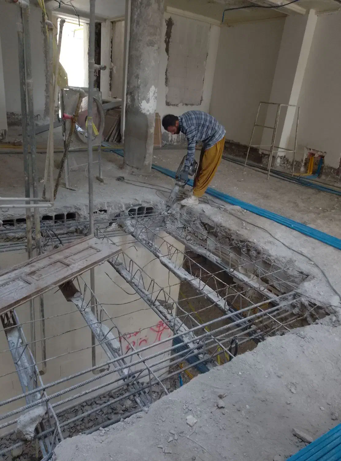 تخریب ساختمان با کارگران حرفه ای|خدمات پیشه و مهارت|بندرعباس, |دیوار