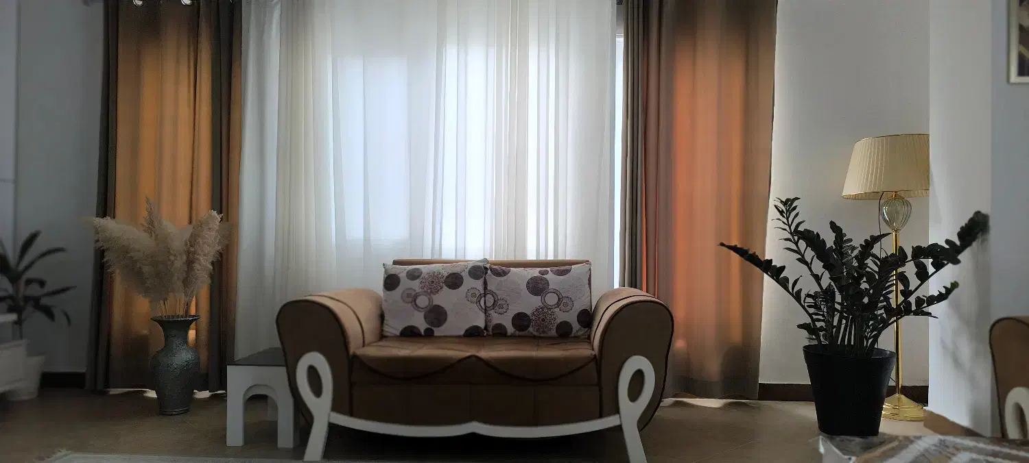 مبل به همراه جلو مبلی و سه عدد میز عسلی در حد نو|مبلمان خانگی و میز عسلی|نوشهر, |دیوار