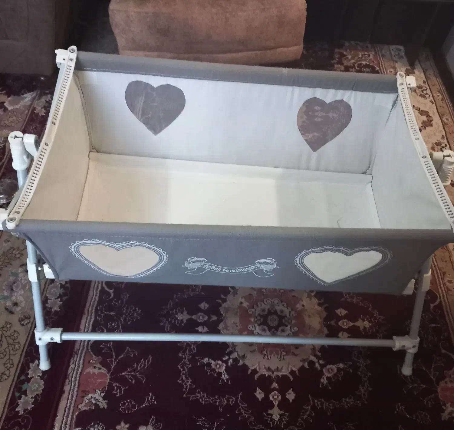 گهواره کودک همراه با پشه بند کاملا سالم..|تخت و صندلی بچه|شیراز, کوشک میدان|دیوار