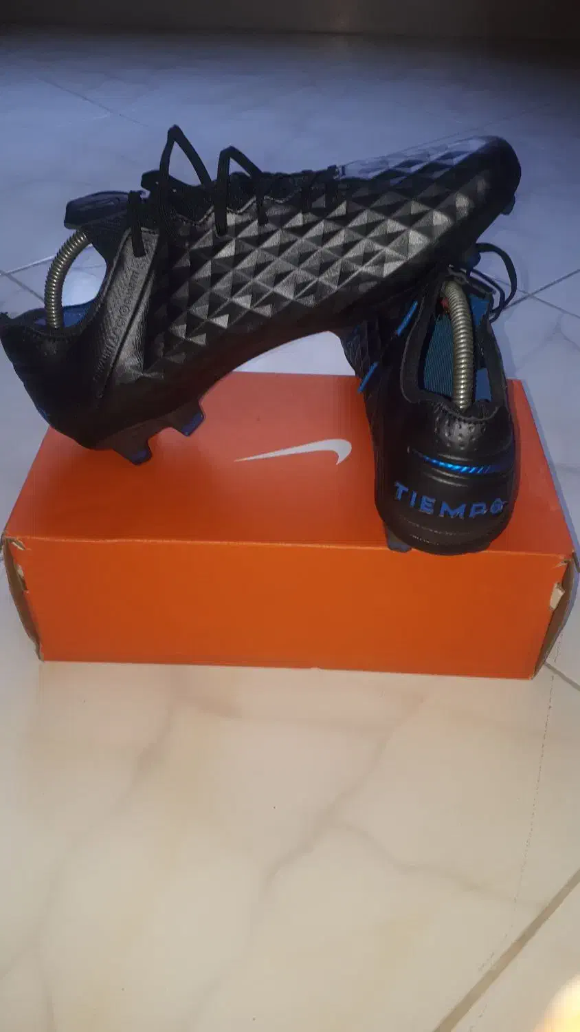 استوک کفش فوتبال|کیف، کفش، کمربند|اندیشه, اندیشه فاز ۱|دیوار