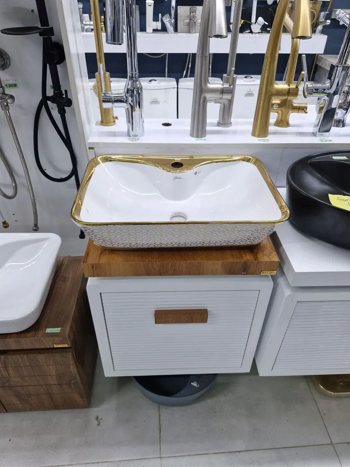 روشویی کابینتی هما مشکی طلایی تولید حاجی ابوطالبی|لوازم سرویس بهداشتی|رودهن, |دیوار